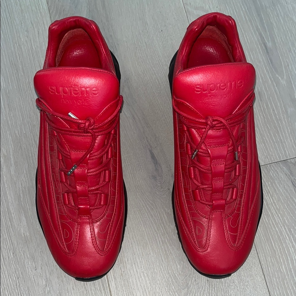 Supreme Nike Red Sneakers Vibrant Low-Top Design